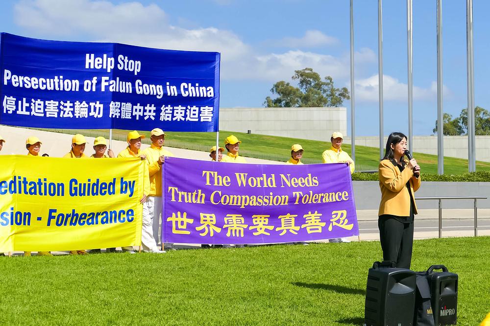 Dr. Lucy Zhao, direktorica australijskog Falun Dafa udruženja, se obratila na skupu 27. marta. 