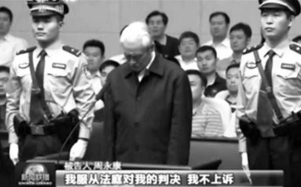 Zhou Yongkang, bivši član Politbiroa, na suđenju. Donji tekst: "Ja ću poštivati pravila suda. Ja neću podnijeti žalbu."