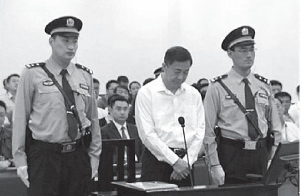 Bo Xilai, bivši sekretar KKP u Chongqing-u, na suđenju. Osuđen je na doživotni zatvor.