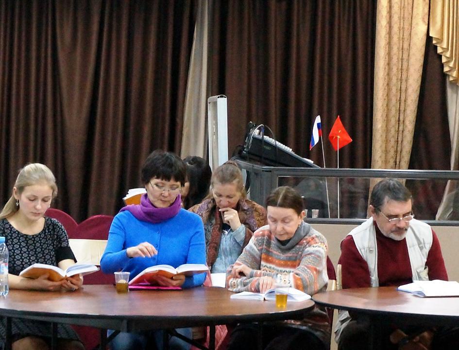 Učesnici uče iz Falun Dafa knjiga za vrijeme trodnevnog skupa