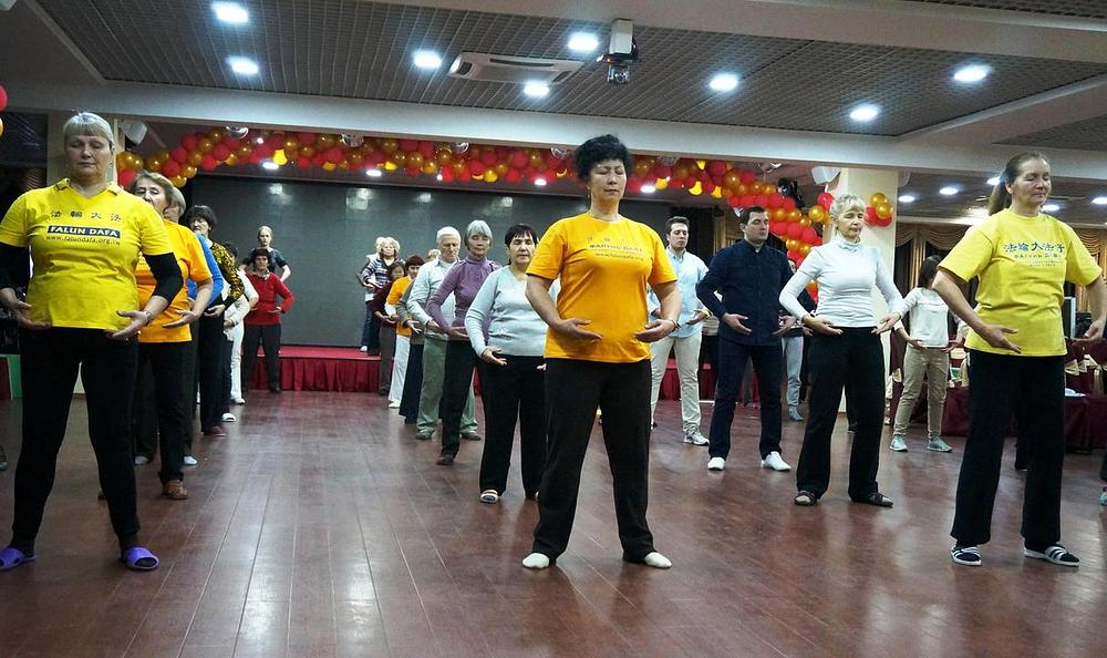 Prije početka konferencije praktikanti zajednički izvode Falun Dafa vježbe.