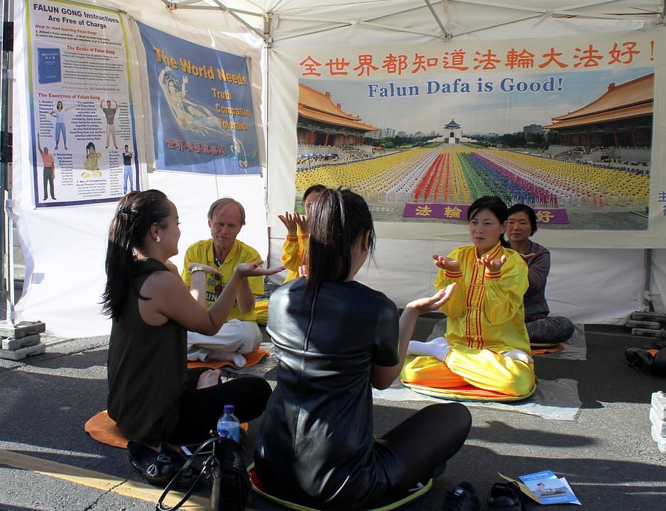 Dvije sestre uče Falun Gong vježbe.