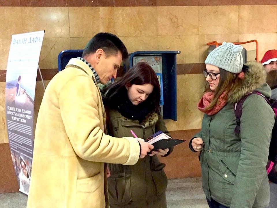 Prolaznica (u sredini) potpisuje peticiju u znak podrške tužbama protiv Jianga Zemina.