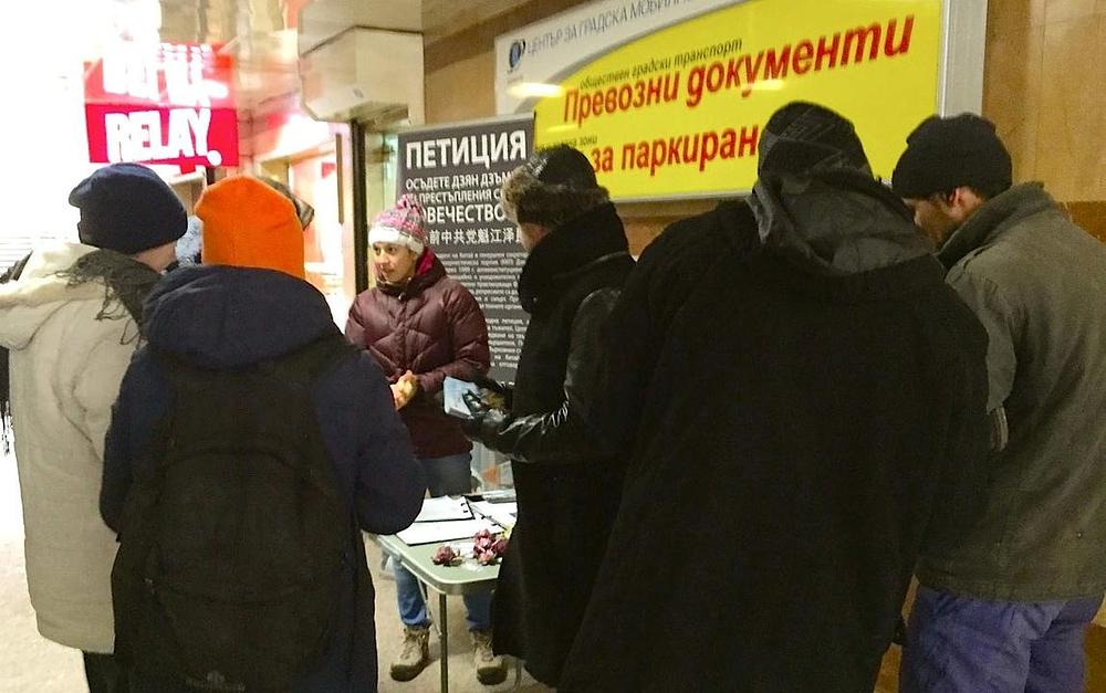 Praktikanti u Sofiji su postavili informacijski štand pokraj metro stanice