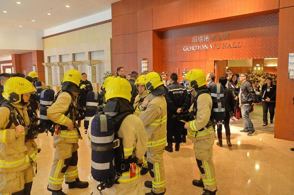 Vatrogasci i specijalisti anti bombaškog tima su odgovorili na prijetnju o postavljenoj bombi u hotelu „BP International“ u Hong Kongu 17. januara 2016. godine.