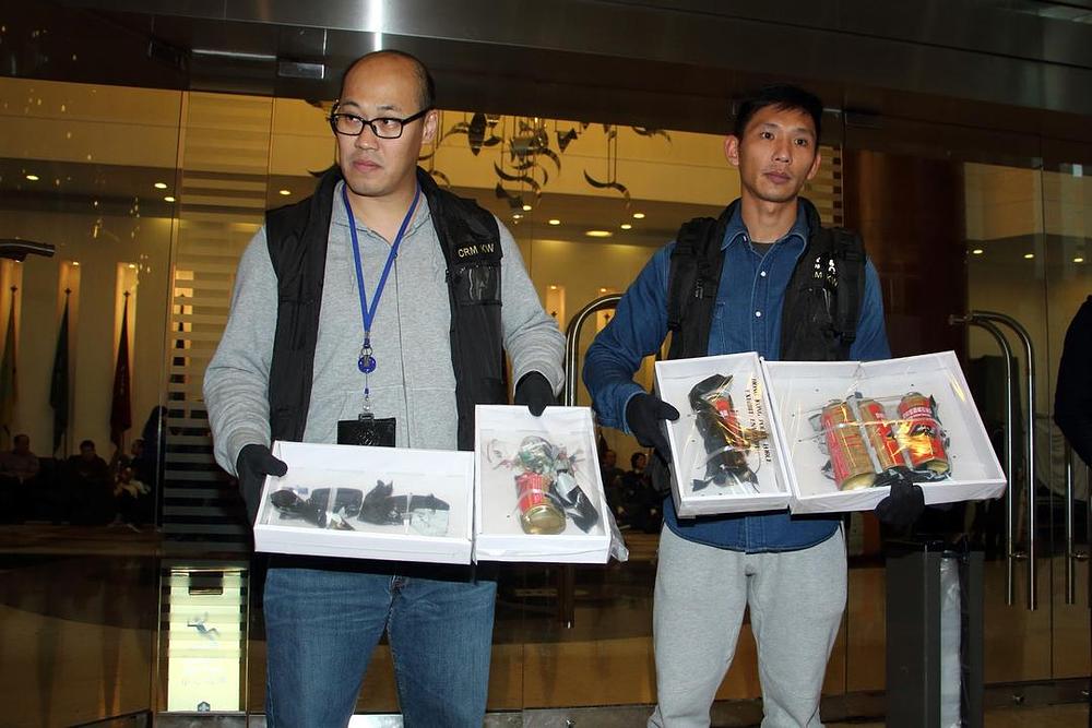 Policajci iz Hong Konga pokazuju lažnu bombu koju su pronašli u hotelu „BP International“ u Hong Kong 17. januara 2016. godine.