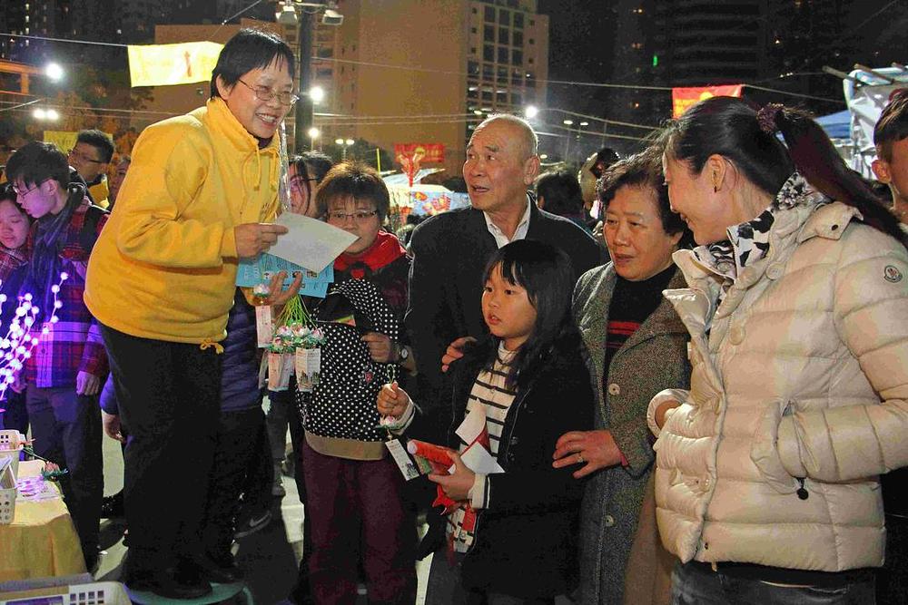 Jedna porodica sastavljena od članova iz nekoliko generacija je sretna što je dobila informacije o Falun Gongu na novogodišnjoj proslavu u Victoria parku