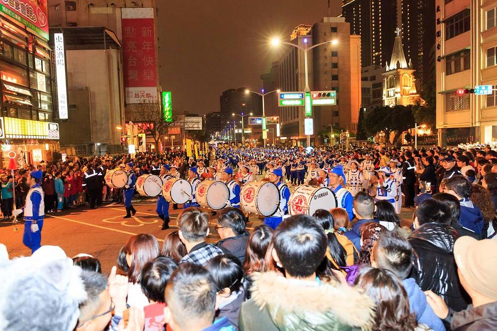 Falun Gong orkestar Divine Land Marching Band je dobio poziv da učestvuje na Festivalu Lanterni u gradu Kaohsiungu na Tajwanu. 