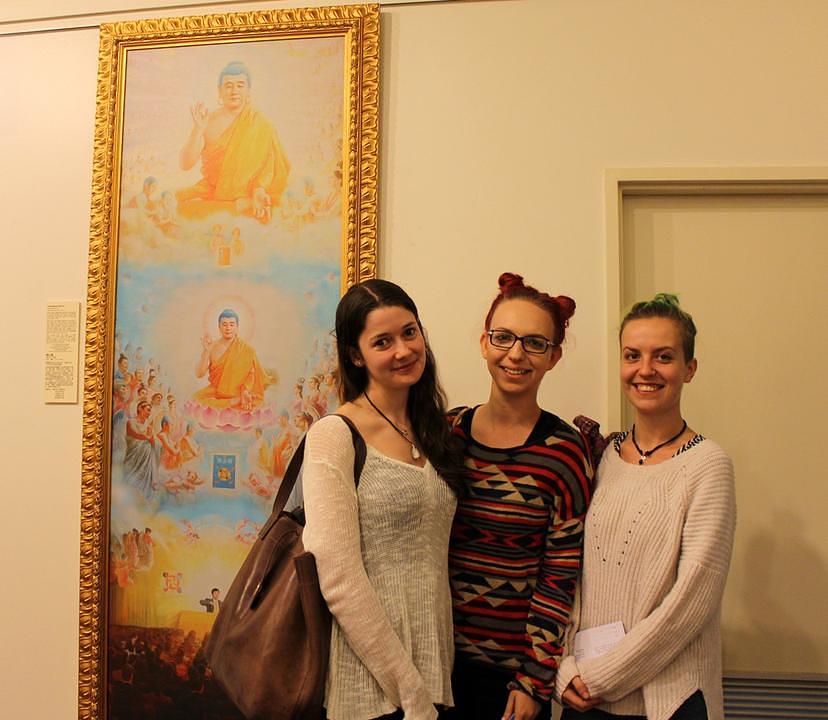 Rebecca (lijevo) i Zoe (u sredini) su se složili sa mišljenjem njihove prijateljice Maxine (desno), da je progon Falun Gonga užasan. Djevojke su kazale kako planiraju podijeliti sa prijateljima i članovima porodice stvari koje su saznale iz dokumentarnog filma i iz umjetničkih radova na izložbi 