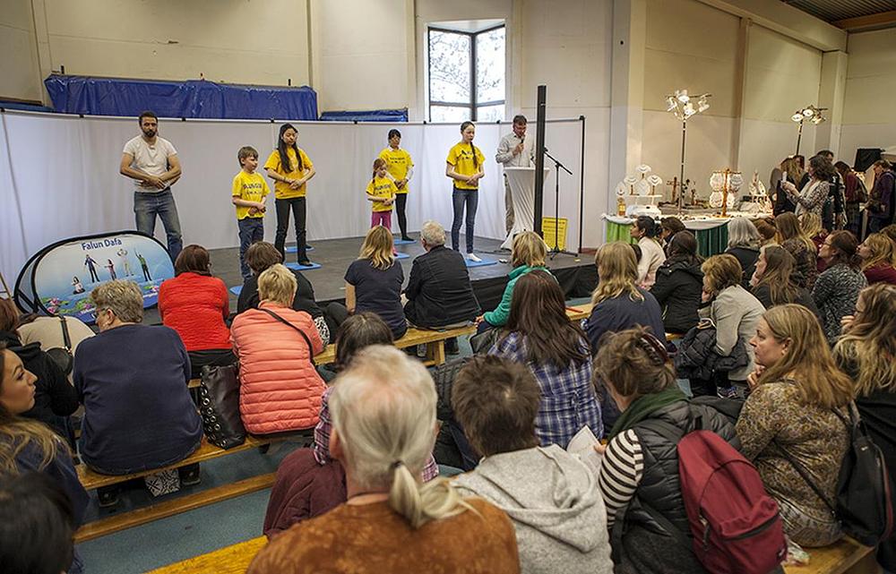Falun Gong praktikanti demonstriraju izvođenje vježbi na Harmoni-Expo, sajmu zdravlja u Solna, Švedska.