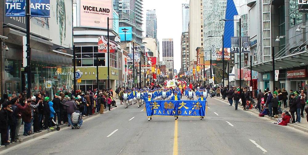 Divine Land Marching Band, sastavljen u potpunosti od praktikanata Falun Gonga, na paradi povodom dana Sv. Patrika u Torontu 