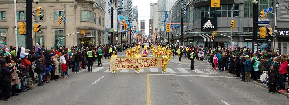 Falun Gong dobošari na paradi povodom dana Sv. Patrika u Torontu 