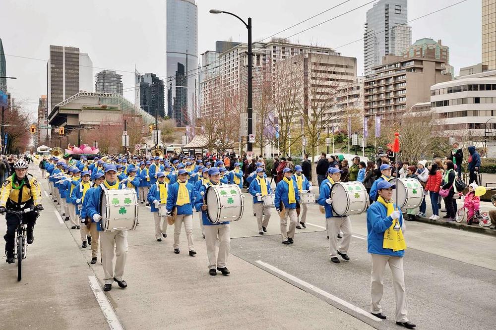 Divine Land Marching Band na paradi povodom dana St. Patricka u Vankuveru.