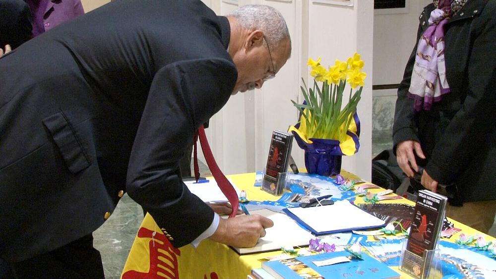 Jeffrion L. Aubry, njujorški član skupštine 35. distrikta, pri potpisu peticije u znak podrške Falun Gongu