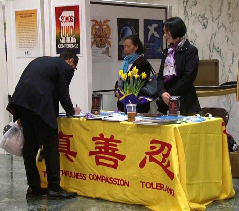 Posjetitelj izložbe potpisuje peticiju u znak podrške praksi 