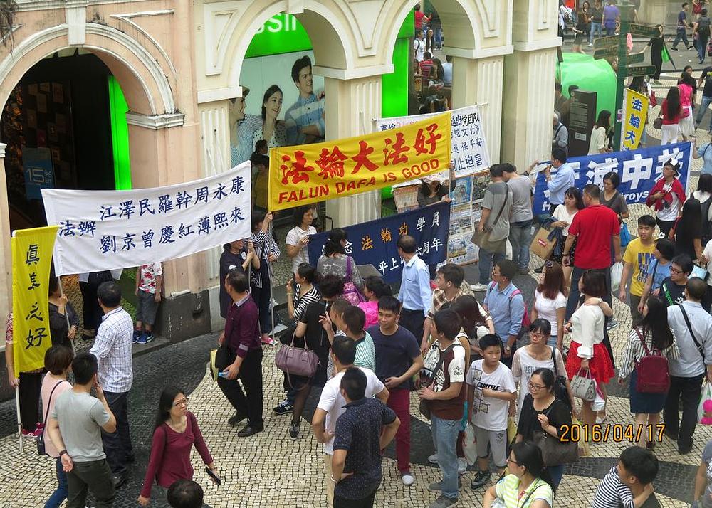 Falun Gong štand ispred crkve sv. Dominika u Makau