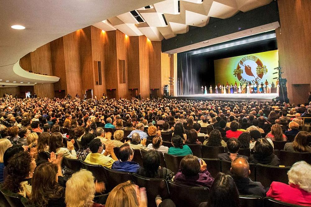 Pozivanje pred pozorišnu zavjesu ansambla Shen Yun Performing Arts iz New Yorka u pozorištu Terrace Theater u Long Beachu. CA, 20. marta 2016. godine.