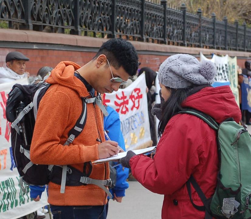 Praktikanti Falun Gonga su postavili transparente u centru Toronta.