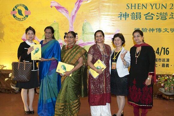 Uma Viswanathan (druga a lijeva na slici), je dovela grupu od osam žena iz Indije u Taoyuann na Tajvanu kako bi pogledale predstavu Shen Yuna.