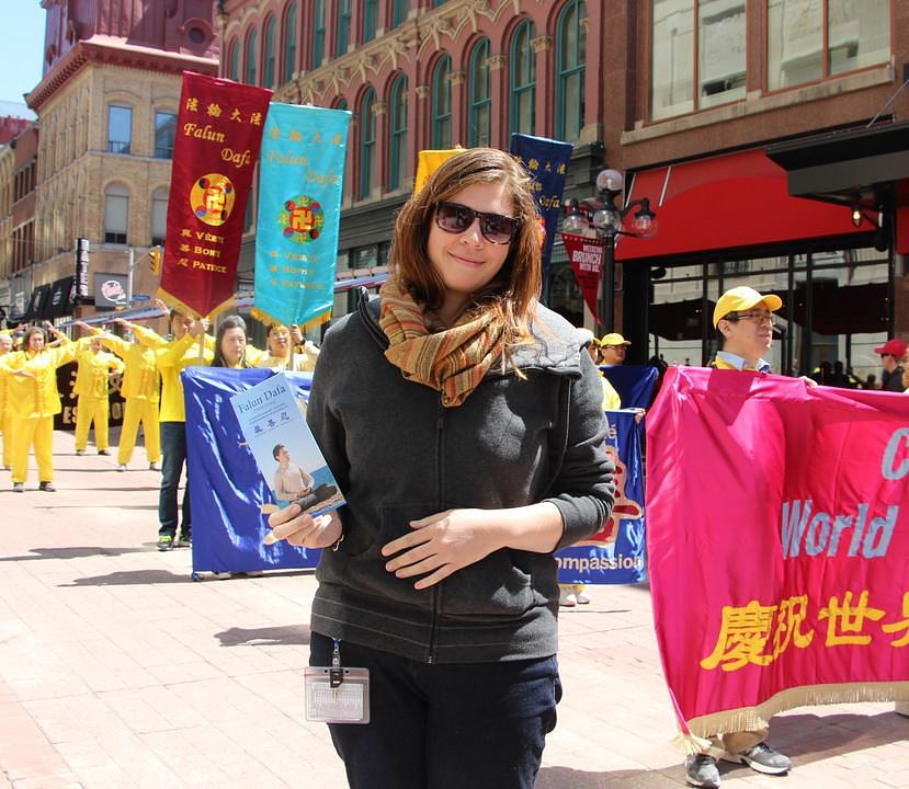 Jan je lokalna službenica. Ona je kazala da je praksa i učenje Falun Gonga dobro “za vaše tijelo, dušu i um. Nema ni jednog razloga zašto je ne bih podržala“. Ona je također osudila progon Falun Gonga u Kini.