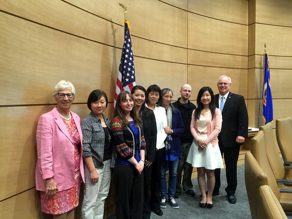 Alice Johnson, senatorica iz Minesote (na slici prva s lijeva) i Dan Hall (prvi sa desna) su napravile grupnu fotografiju sa praktikantima Falun Gonga.