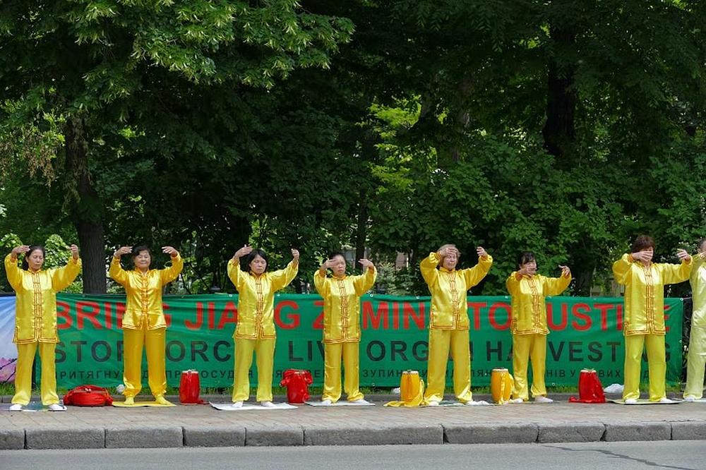 Grupne vježbe ispred Kineske ambasade