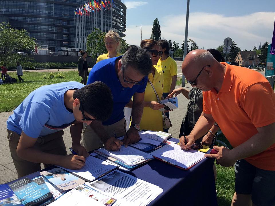 Prolaznici su ispred Evropskog parlamenta potpisivali peticiju protiv progona Falun Gonga.