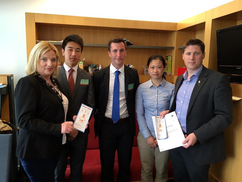 Srednjoškolac Li (na slici drugi sa lijeve strane) i dva druga praktikanta Falun Gonga iz Irske su posjetili MEP Liadh Ni Riada (prva na slici sa lijeve strane) i Matt Charty (prvi sa desne strane). 