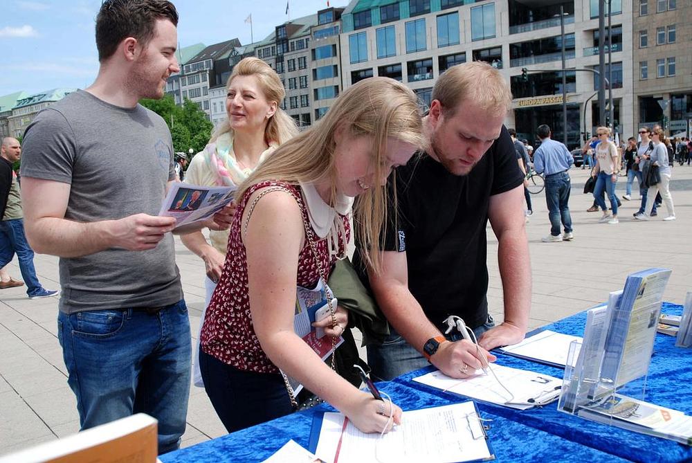 Kao i mnogi drugi stanovnici i turisti, Jack i Emily su potpisali peticiju podrške praktikantima Falun Gonga. 