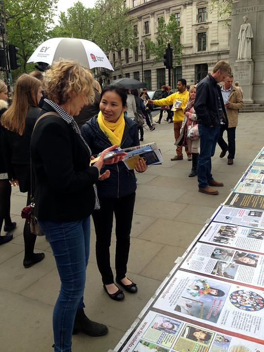 Manifestacija praktikanata Falun Gonga na trgu St. Martina u Londonu sa ciljem podizanja svijesti o progonu u Kini.