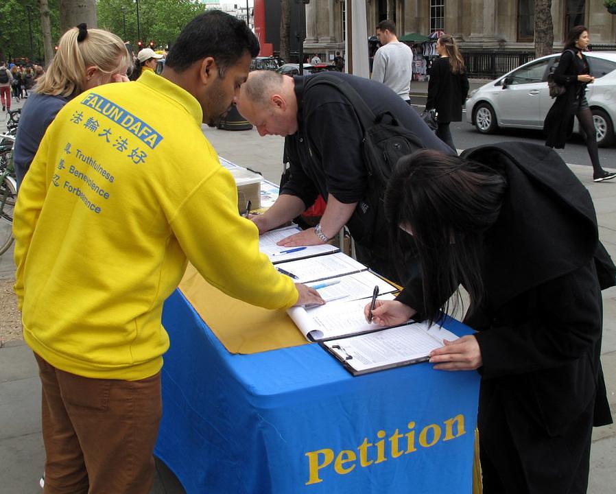 Philip i njegova kćerka su potpisali peticiju koja poziva na okončanje progona.