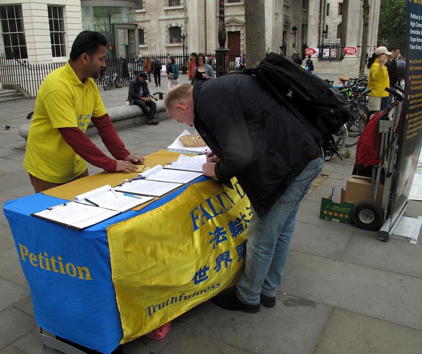 Nakon što je skoro jedan čas razgovarao sa praktikantima, jedan je turista iz Italije, koji nikada prije nije čuo za Falun Gong, potpisao peticiju.