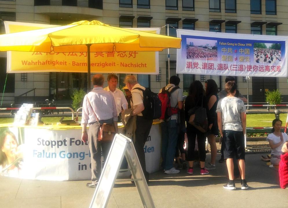 Praktikanti Falun Gonga su 11. juna 2016. godine ljudima govorili o Falun Gongu i njegovom progonu u Kini.