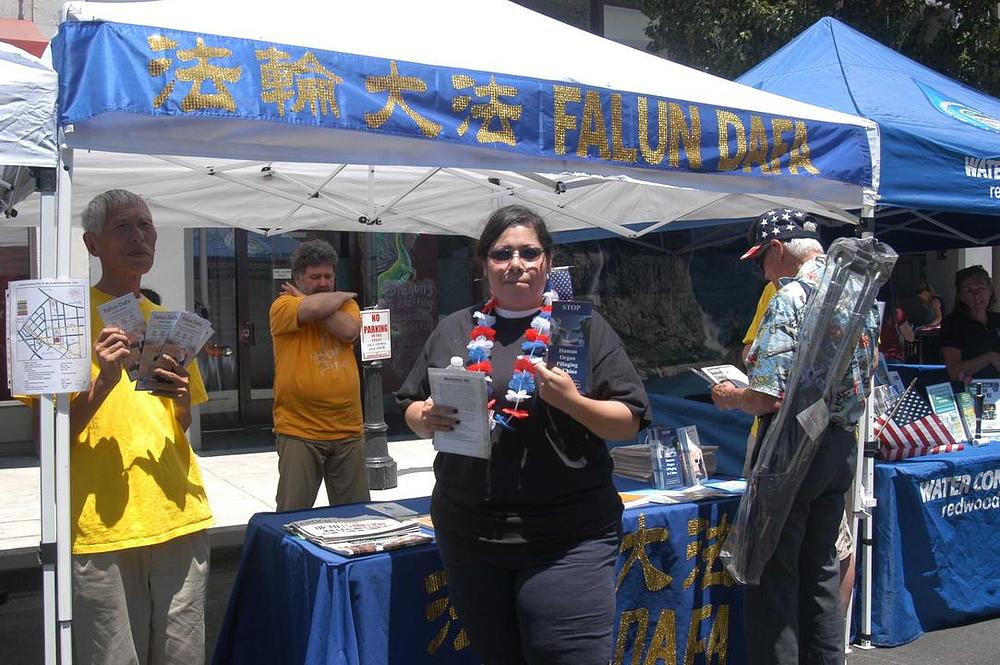 Lokalna stanovnica Maricela Gomerz je uzela hrpu Falun Gong materijala. „Moje me srce boli što kineske vlasti progone ovu miroljubivu grupu“, kazala je Maricela. Ona namjerava informacije podijeliti sa svojim prijateljima i porodicom.