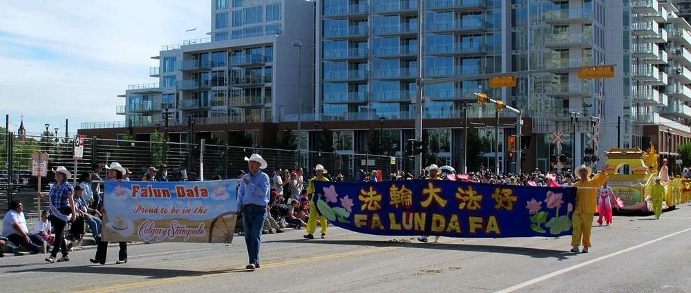 Falun Gong praktikanti učestvuju na otvaranju parade.