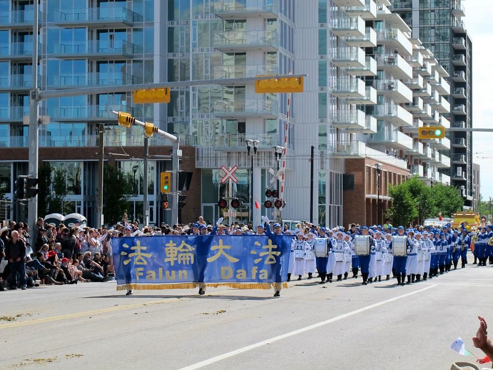 Orkestar Divine Land Marching Band je predvodio Falun Gong povorku.