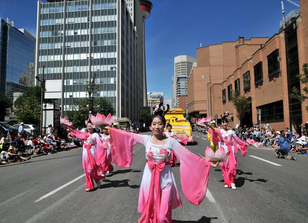 Praktikantice Falun Gonga obučene kao nebeske djevojke.