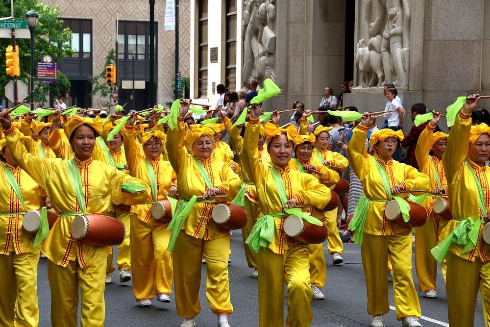Falun Gong dobošarska grupa u Filadelfiji na paradi u povodu Dana nezavisnosti
