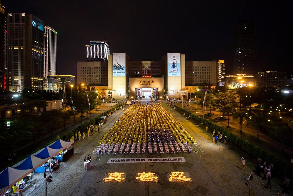 Bdijenje uz svijeće na trgu ispred Gradske vijećnice u večer 17. jula.