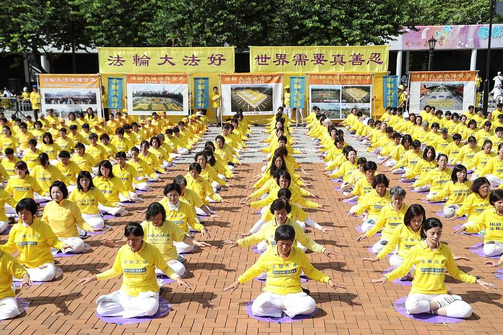 Grupno izvođenje Falun Gong vježbi 