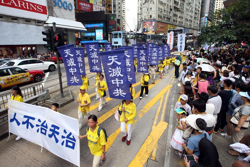 Na transparentu piše: „Nebesa će ukloniti KKP“.