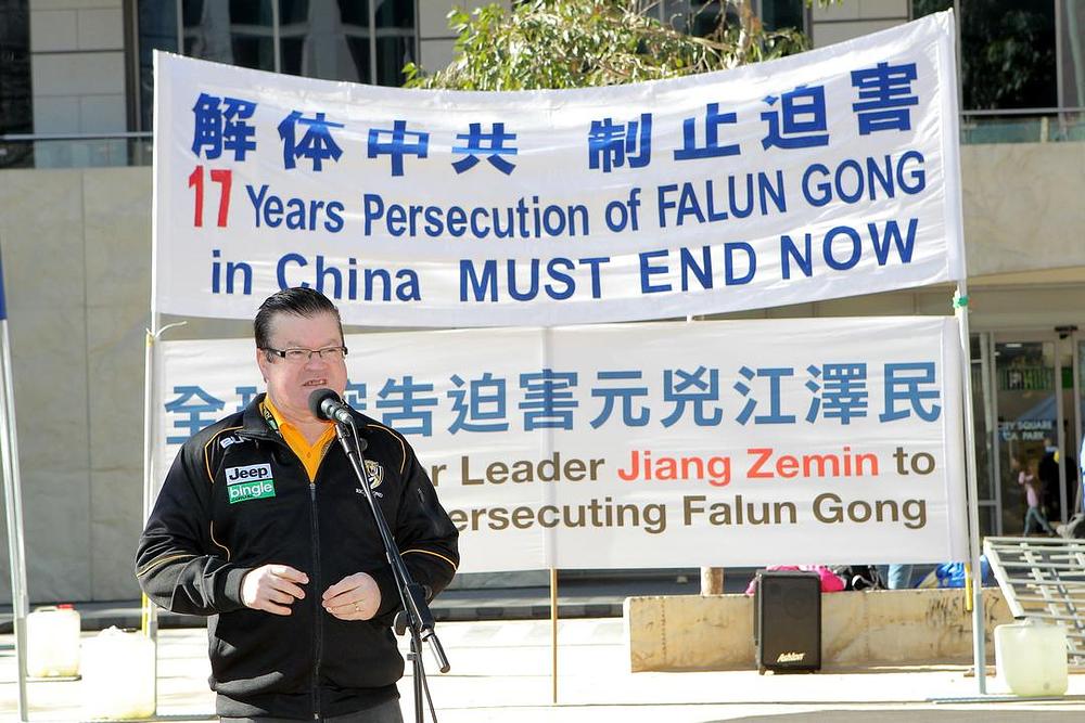 Bernie Finn, član parlamenta, je kazao da praktikanti Falun Gonga u Kini nemaju slobodu vjerovanja.