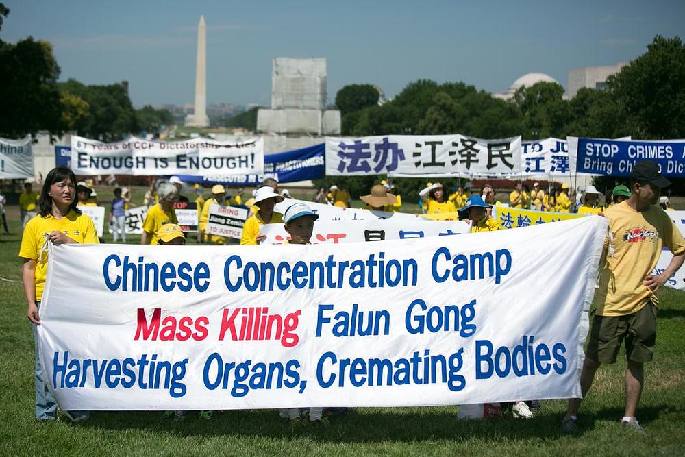 Skup praktikanata Falun Gonga ispred U.S. Kaptola u znak protivljenja progonu u Kini koji traje već 17 godina.