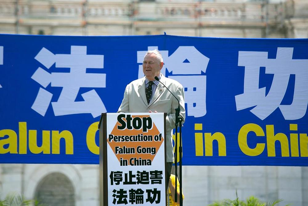 Dana Rohrabacher je kazao da se praktikanti Falun Gonga nalaze u prvom redu borbe protiv zla.