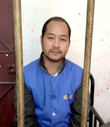Ovo je gosp. Deng osuđen na 5 godina tamnice jer je odbio da se odrekne svoje vjere u Falun Gong. U prošlosti je dva puta bio osuđivan na boravak u logoru za prisilni rad.