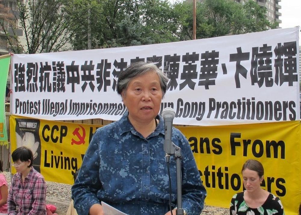 Majka Chen Yinghua, gđa Huang Jinlin, je govorila na konferenciji za novinare u Kalgariju u Kanadi, 19. avgusta 2014. godine, zahtijevajući puštanje na slobodu Chen i Bian.