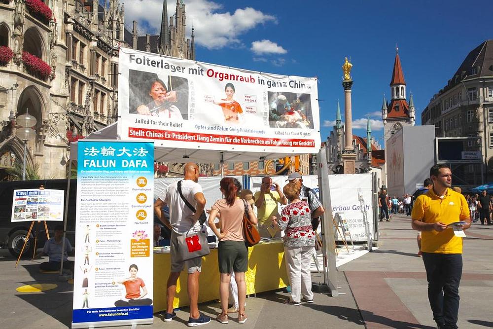 Informativni štand Falun Gonga na Marienplacu u Minhenu u Njemačkoj, 13. avgusta 2016. godine.