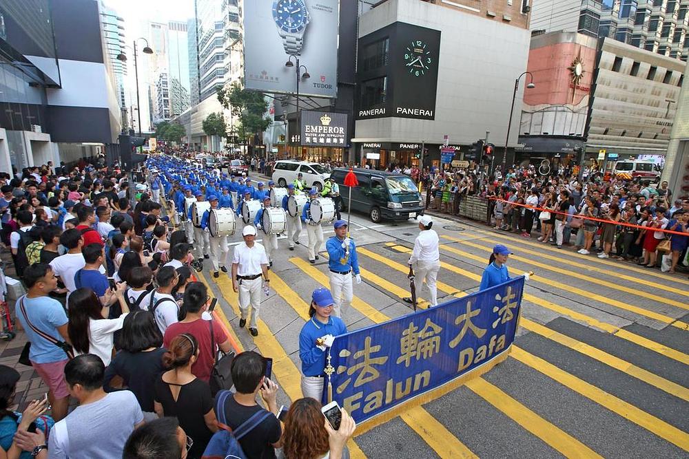 Veliki marš od Kowloona do Tsim Sha Tsuija. Povorka koja je trajala dva i po časa je osvijetlila dobrobit od prakticiranja i popularnost Falun Gonga u cijelom svijetu. Također je ogolila brutalnost progona u Kini. 