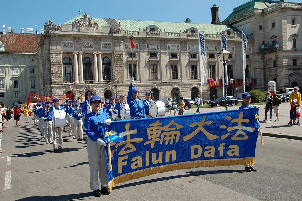 Tian Guo marširajući orkestar predvodi mimohod.