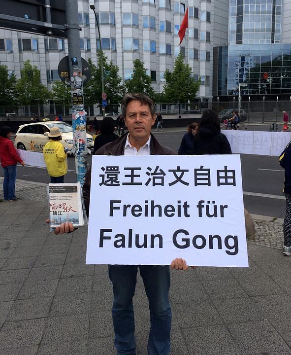 Franze, organizator protesta u Berlinu, je kazao: „Gosp. Wang je samo jedan od stotina hiljada praktikanta Falun Gonga koji su progonjeni u Kini. Da bi smo ih spasili, treba raspustiti Komunističku partiju.“